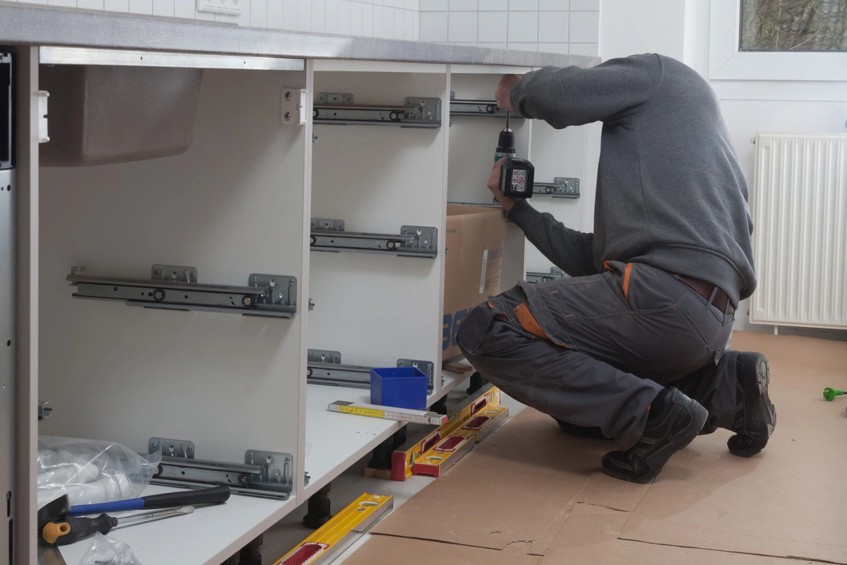 Aménagement d'intérieur : installation de meubles de cuisine