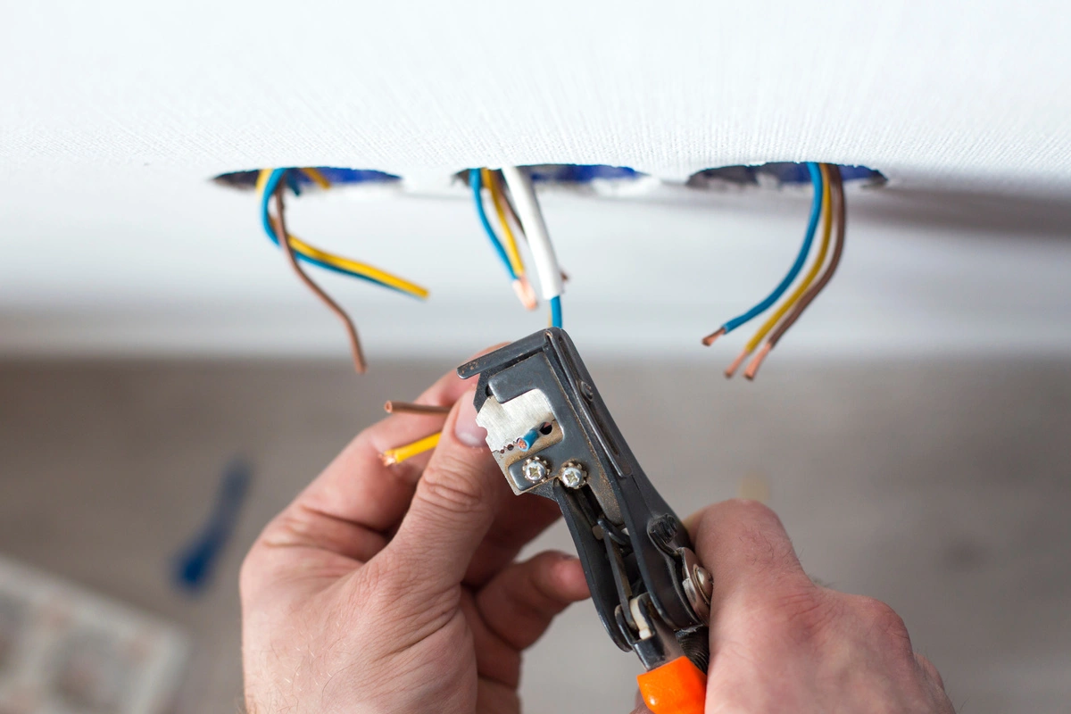 Électricité générale : électricien travaillant sur des câbles électriques