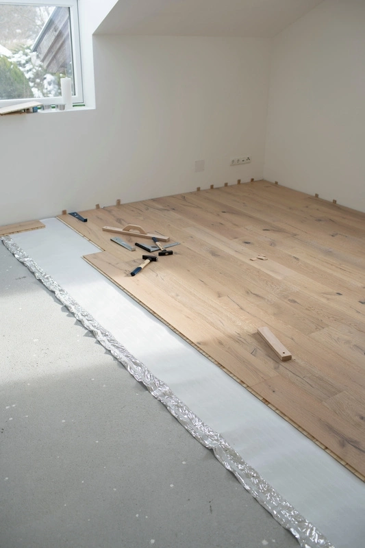 Aménagement d'intérieur : pose de parquet en bois dans une pièce